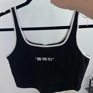 Svarta/vitt linne - Svart/vitt linne som är lite croppat och har ett tryck på framsidan. Säljer pga att det är lite för stort för mig.  Aldrig använt!! 😙  Längd: 41 cm Byst: 82 cm