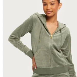 Juicy Couture sett - Stl - L i både koftan och byxor  Nypris: 2500 Mitt pris: 1750 I fint skick då jag endast använt setet några gånger Guldig dragkedja och detaljer  Köpt på  Nellys hemsida Skriv om mer info och sådant  💕 Färg : veltiver färgen är  slutsåld på Nelly 