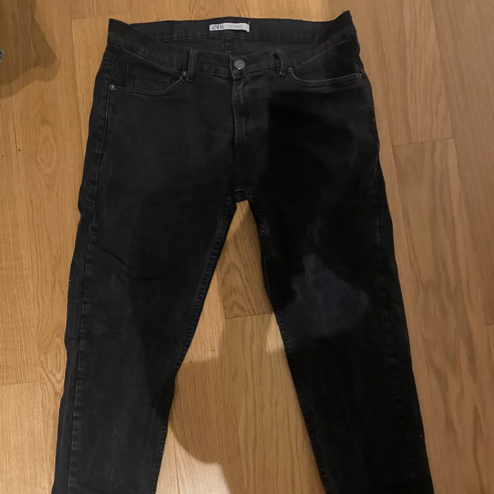 Säljer dessa jeans från zara eftersom de är lite stora. Inga skador. Model är slim fit. Jeans & Byxor.