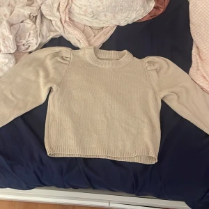 Stickad tröja från only - Jag säljer en jätte gosig tröja som är ifrån only i storlek M men den passar för personer som har s också, har själv s och den passar superbra!💗 priset kan självklart diskuteras.