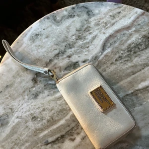 Äkta Marc by Marc Jacobs plånbok  - Plånboken är i begagnat men gott skick.  Mått 19 cm x 11 cm.  Äkta. Inköpt 2015. 