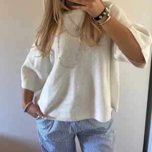 Stickad trekvartsärm  - Uppskattad storlek M/L🤍