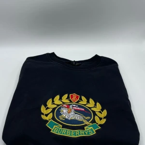 Burberry tröja - En tröja från burberry som är använd ett fåtal gånger, köpt för 9 tusen kr. 