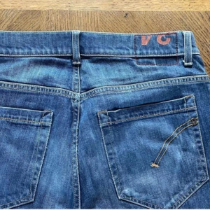 Dondup george - Feta stilrena dondup george jeans Storlek 34 Feta jeans som passar nu till höst och vintern Hör gärna av dig vid frågor och funderingar.  