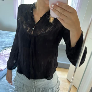 Zara blus - Fin blus med spetsdetaljer från Zara, bra skick❣️