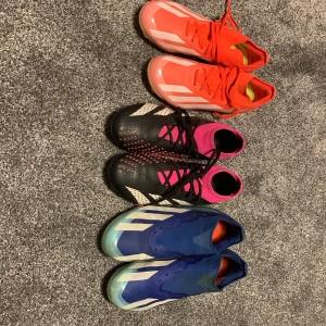 Tre par fotbollsskor hyfsat använda men förtagens i bra skick storlek blå:40 Och röd:38,5 svart:36,5 - Bra skick och väldigt sköna att ha på foten