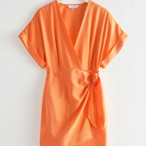 Klänning, & Other Stories - Linneklänning som tyvärr är ostruken på bild. Knyts omlott, superbekväm samtidigt som den är uppklädd/vardagsfin. Nypris 750 kr, knappt hunnit användas. Frakt ingår inte i pris och betalas av säljaren🌺