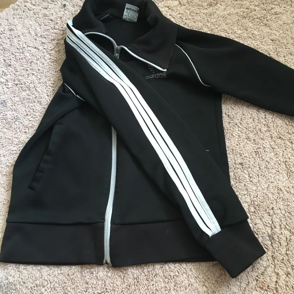 jätte snygg adidas tröja😍 sitter jätte bra på ( skirv för bilder) köpt second hand men har bara använt den 1 gång, trycket där bak är lite slitet💗 . Hoodies.