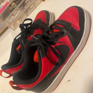 Nike skor - Röda Nike skor storlek 38, hyfsat nya använt fåtalgånger. SYNS att dom är använda.