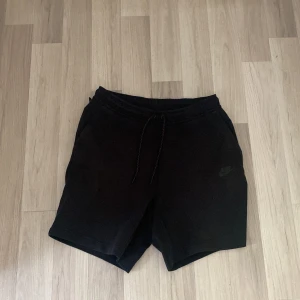 Nike tech shorts  - Ganska ny och inga skador bra skick har inte använt den så mycket 