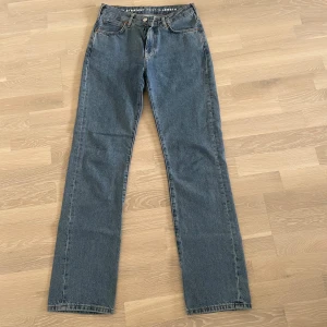 Bikbok jeans  - Säljer nu dessa jättefina jeans ifrån bikbok💕 jätte bra skick då dom knappt används. Hör av er för fler bilder och info!