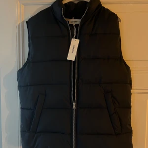 East West väst  - Helt ny East west Dun väst  Riktig skön och varm, perfekt till hösten  Ny pris ligger runt 699kr mitt pris 350