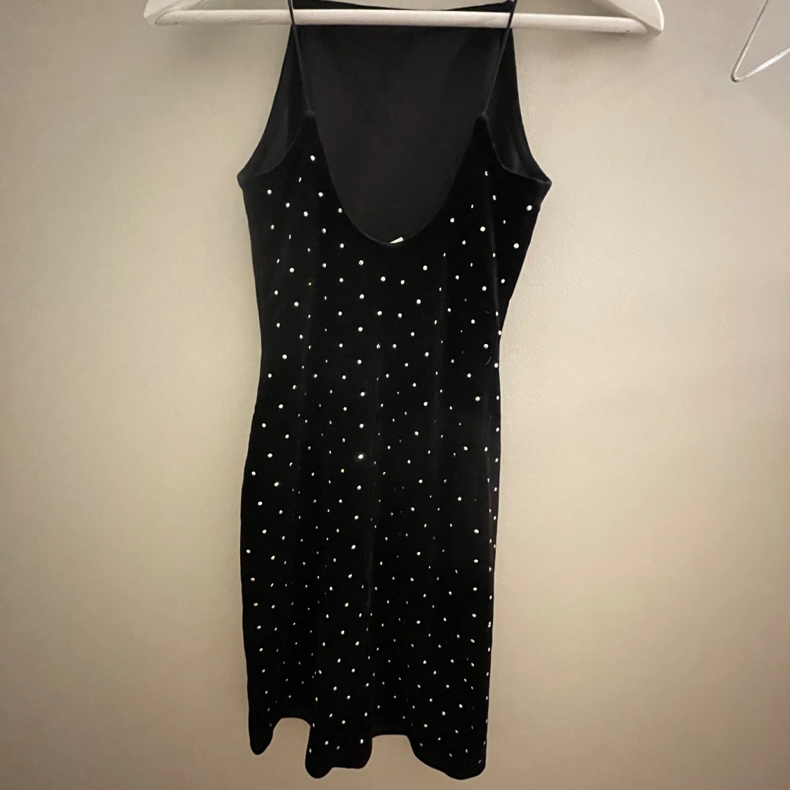 Svart klänning med silver detaljer från H&M. - 90