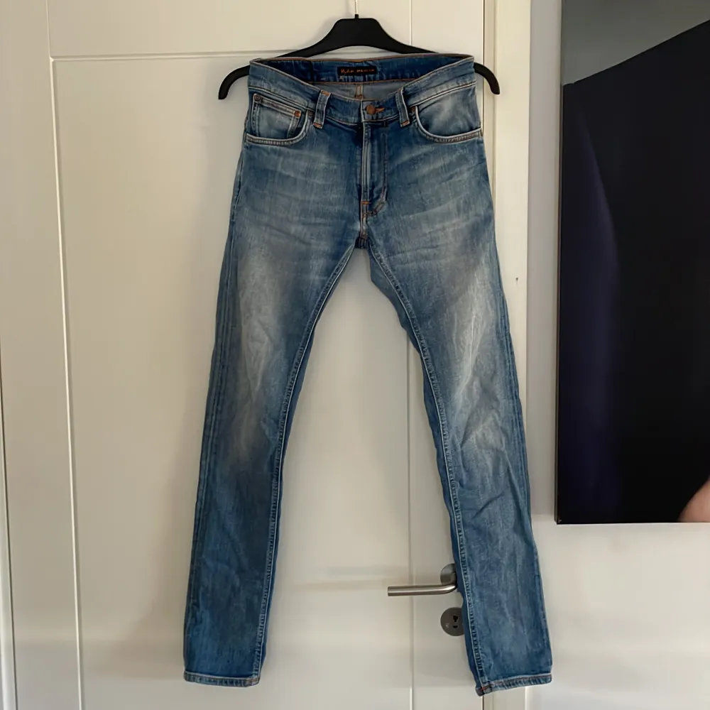 Hejsan,säljer nu mina nudie jeans slimfit då dem inte kommer till någon användning längre, skicket på byxorna skulle jag säga är 10/10,vid minsta fundering kontakta mig. Jeans & Byxor.