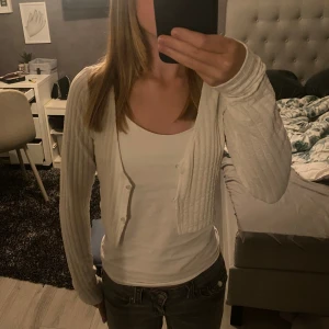 Vit kofta  - Fin kofta från HM, säljs för att den inte kommer till användning💕