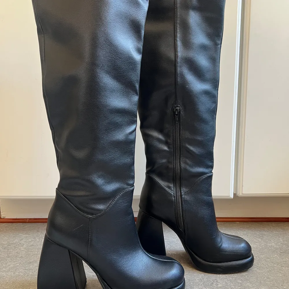 Har använts få gånger men är i bra skick med en liten repa som ej syns, svarta boots, har tjock klack som gör det bekvämare att gå, storlek 38, original pris 879kr säljs för 299kr. Skor.