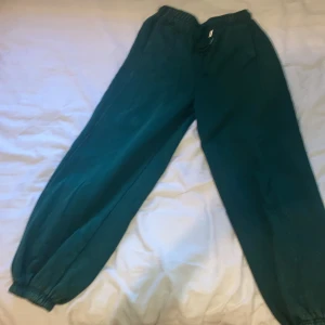 Mjukis byxor  - Använd en gång. Dom är lite gultvätade.
