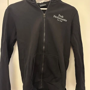 Peak performance zip - En peak performance zip använd ganska mycket men ändå bra skick, strl 170