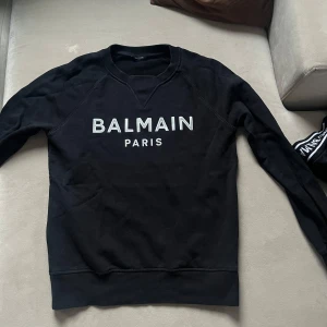 Balmain Paris Tröja  - Balmain Paris tröja beställd från Farfetch. Är i väldigt bra skick. Använd fåtal gånger. Kvitto finns. Storlek M