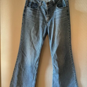 LEVI’S Flare jeans  - Snygga Levis Flare/Wide i perfekt skick!  Stl 30/32. Inköpta på Carlings 1299:-
