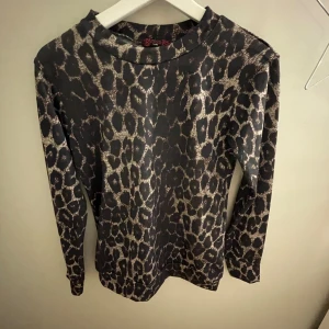 Leopard tröja från Missi london st S - Säljer denna jätte trendiga och snygga leopard tröjan från Missi london. Aldrig använd!!🐆🐆