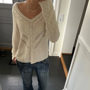 Beige stickad tröja  - Beige stickad tröja från H&M. Kan inte hitta storlek men skulle säga S/M. Fint skick förutom att den är lite nopprig. Använd gärna köp nu!