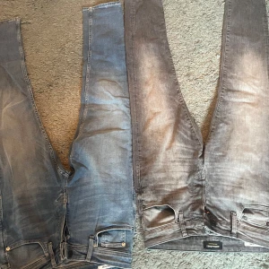 Jack n jones  - Säljer nu två par Jack n Jones jeans i storlek 28/30, modell slim fit! Båda paren är använda ett par enstaka gånger men återstår i nyskick.  Ett par 400 Tre par 750