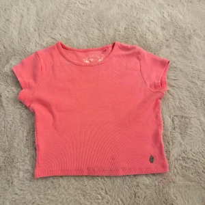 Neon rosa t-shirt  - Ribbad neon rosa t-shirt, använd ett par gånger. Materialet är väldigt skönt och tröjan är väldigt fin och somrig. Storlek S men är elastisk och man kan även bära den ifall man har xs/m i storlek   