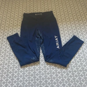 Ariat ridbyxor - Säljer dom då ja inte rider längre o är försmå, kom inte så mycket till användning, nypris 1000