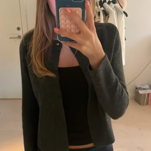 Zara kofta - Säljer denna super söta zara koftan med ett fint spänne upptill! Jätte skönt material och perfekt till hösten! Hör av dig om du vill ha fler bilder eller annan info!!