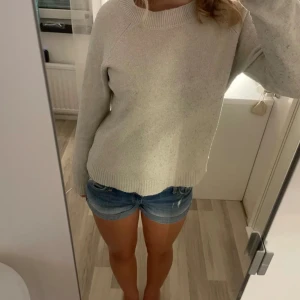 Stickad tröja - En stickad tröja från vero Moda som är sparsamt använd💗