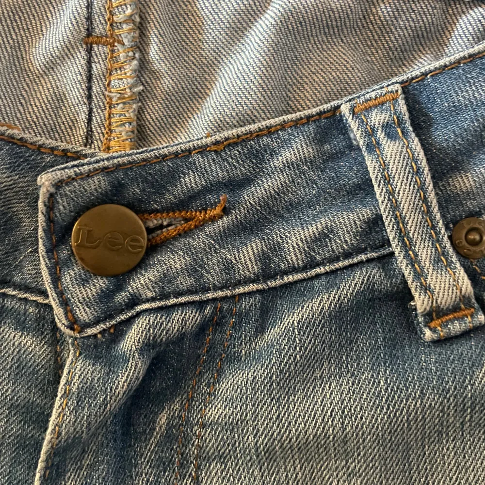 Superfina lowwaist bootcut jeans från Lee! De är vintage och i suveränt skick!❤️ Skriv för frågor och fler bilder!. Jeans & Byxor.