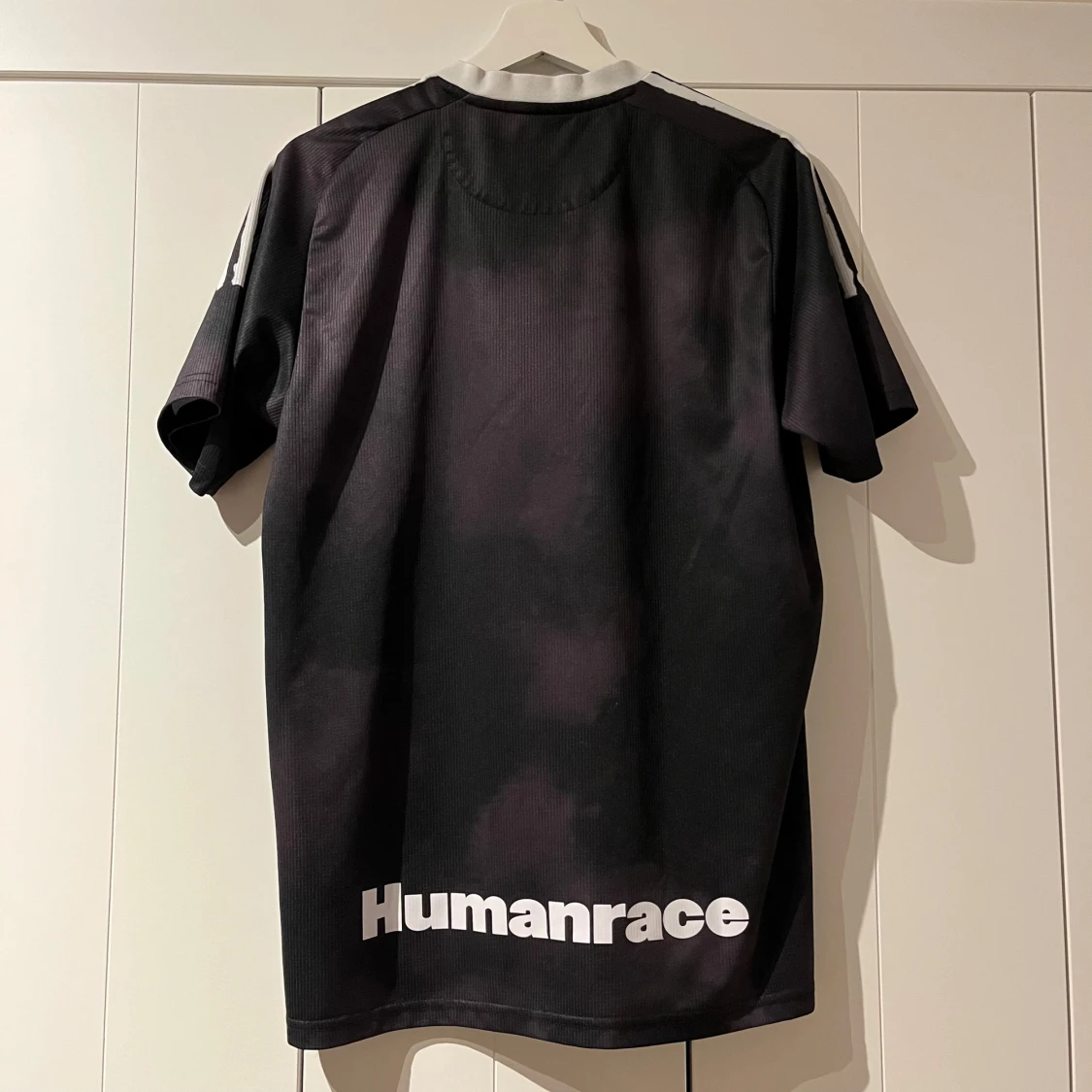 Adidas: Real Madrid x Human Race collab svart/grå - 90