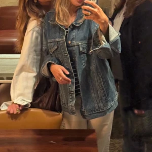 Oversized Levis jacka  - Så snygg perfekt oversized jacka från Levis! Storlek XXL men sitter som L-XL Modellen på sista bilderna är 180