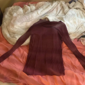 Röd Intimissimi tröja - Den är väldigt skön men också lite genomskinlig