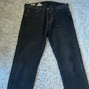 Levis jeans - Levis 501 i svart grå färg i otroligt bra skick, knappt använda. storlek: W33 L32 Orginal pris: 1100 kr