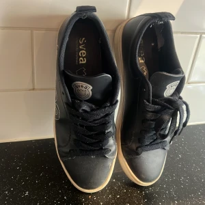 Sneakers  - Bra skick