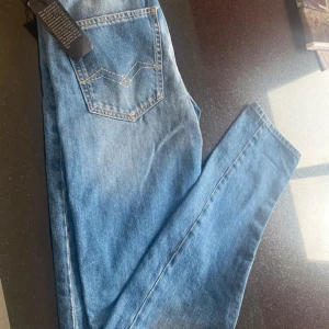 Helt nya replay jeans! - Tja! Säljer ett par replay jeans i modellen grover. Helt nya med prislapp kvar. Längd 34 (105 cm). 28 midja. Hör av dig vid eventuella frågor 😊