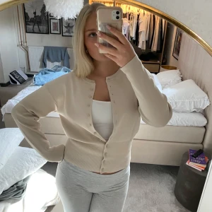 Beige kofta från zara  - Beige kofta som är tightare i midjan från zara, använd en gång men säljer pågrund av att den är lite för stor för mig💕Slutsåld i storlek M på Zaras hemsida🫶🏼