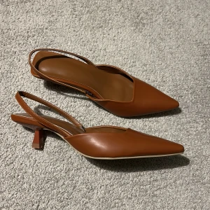 Klackar  - Bruna klackar. Jätte fina nu till hösten. Aldrig använda så i nytt skick! Låg klack. 