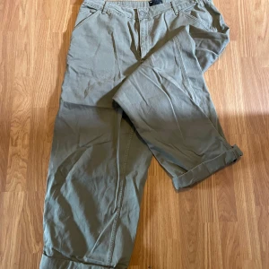 Gröna chinos - Byxor i storlek 48. Säljer då jag inte får användning för dem. Är förstora för mig. Är precis som ny, har blivit använda ett fåtal gånger. Inga tecken på användning. Finns på flera sidor, köparen står för frakten. 