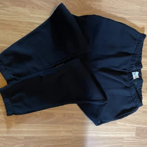 Svarta mjukisbyxor  - Svarta mjukisbyxor från Gina tricot. Säljer då de inte kommer till användning samt är för små för mig. Små i storleken. Finns på flera sidor, köparen står för frakten. 