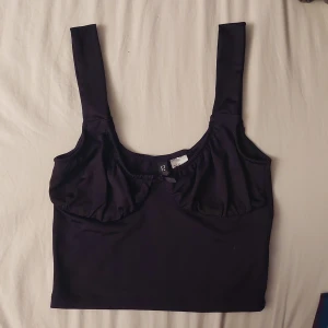 Croppat linne - Så gulligt linne från h&m! Har tyvärr aldrig fått använding av den. Storlek xs.