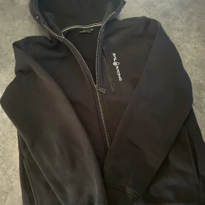 Hoddie - Svart Sail Racing hoddie. 170 