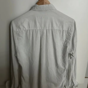 Ralph Lauren Skjorta - En vit linne skjorta från Ralph Lauren! Inga defekter, Storlek S! Ny pris 499:- mitt pris 110:-