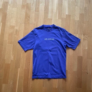 Oversized air Jordan T-shirt - Säljer denna oversized air Jordan T-shirten i storlek xs. Den är endast använd en eller två gånger, sen har den bara legat i garderoben.  Hör gärna av dig om du är intresserad eller har någon fråga ☺️