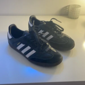 Adidas samba  - Köpte dom förra året, lite slitna men inget som märks tydligt. Använde dom inte så länge så skulle säga att dom är i bra skick.  