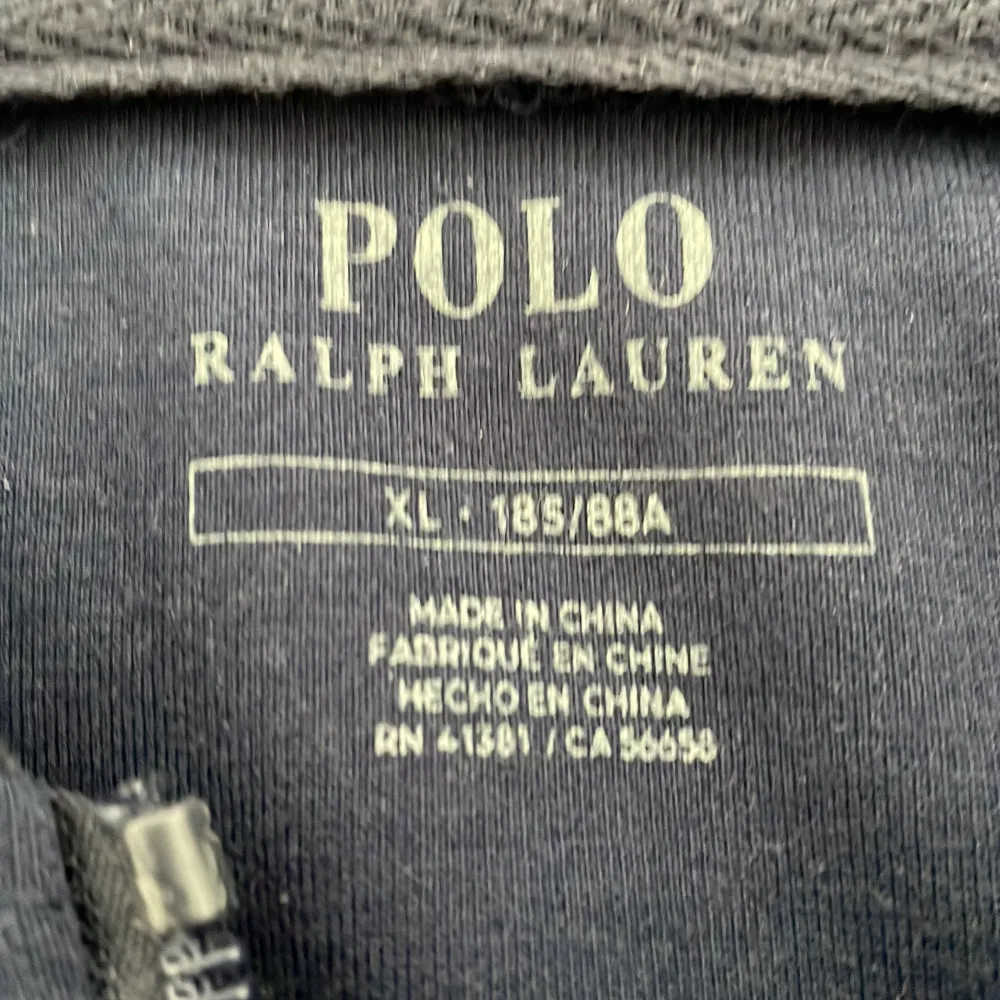 Mörkblå Ralph lauren zip hoodie i bra skick säljes pga ingen användning.. Hoodies.