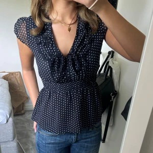 Volang topp💗💗 - Marinblå volangtopp från hm💗💗storlek 34💗💗