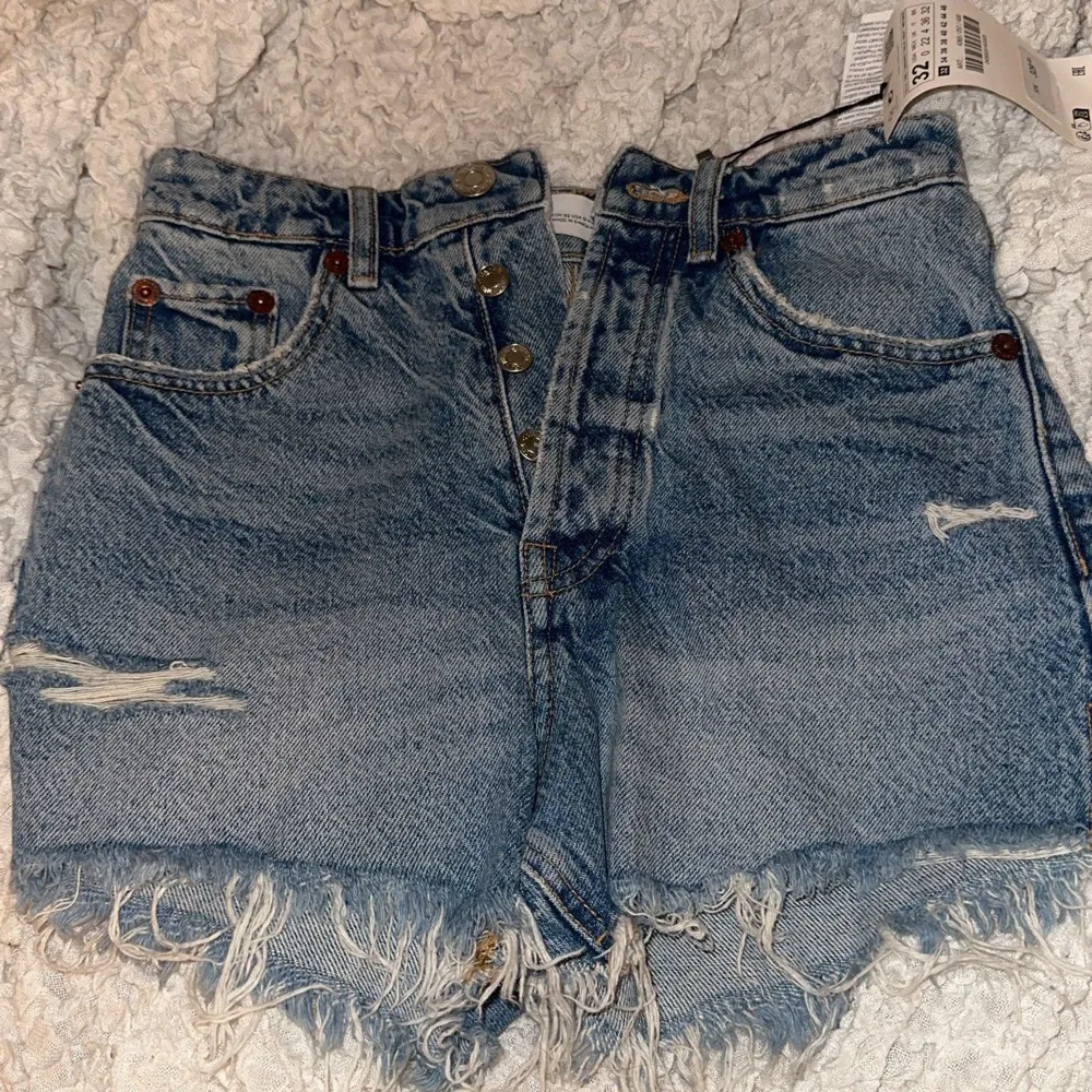 Helt oanvända shorts från Zara, prislappen är på. Storlek 32 men passar mig som har 34 💙💙 Sitter perfekt på och formar kroppen fint!! Säljer dessa då jag har för många shorts och måste rensa! . Shorts.